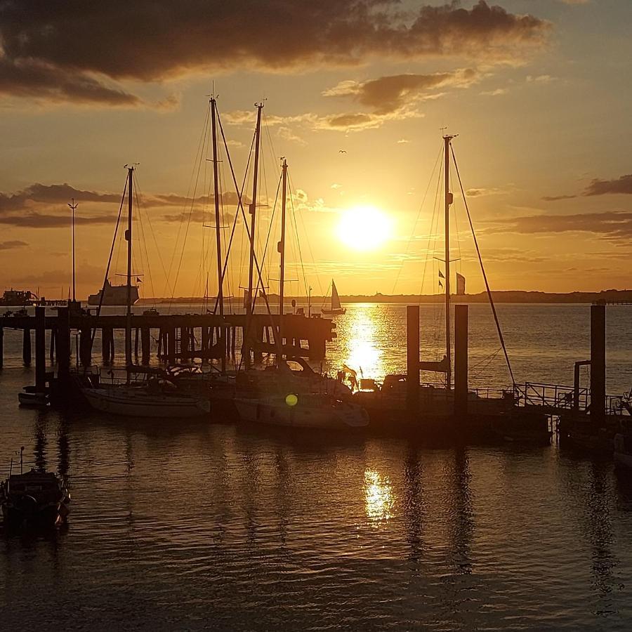 The Swan Inn Harwich Bagian luar foto